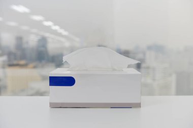 Kağıt mendil kutusu beyaz masada