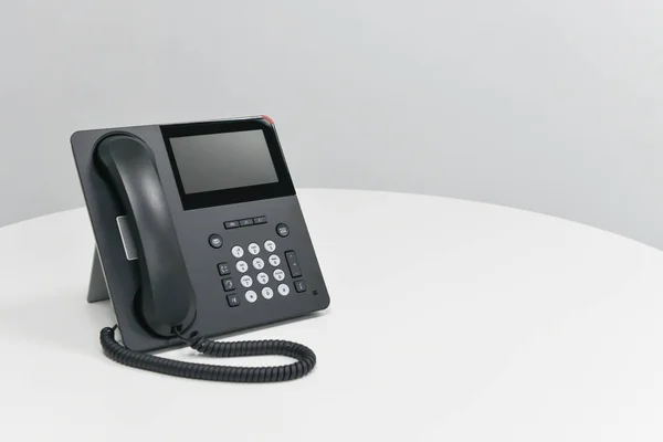 Schwarzes Telefon Bürotelefon Auf Dem Weißen Tisch Besprechungsraum — Stockfoto