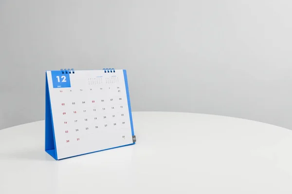 Calendario Blanco Diciembre Mesa Blanca —  Fotos de Stock