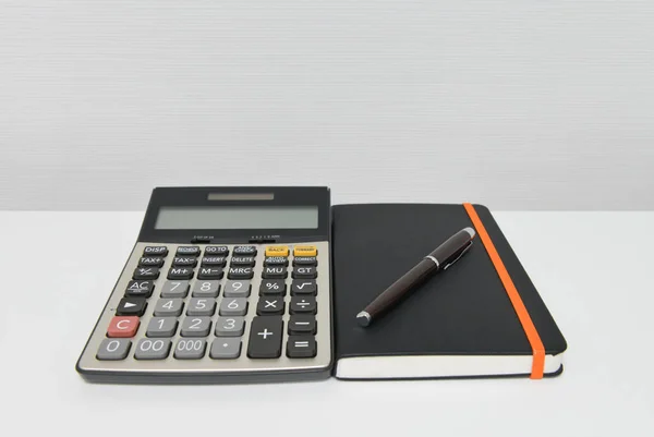 Materiales Oficina Calculadora Pluma Cuaderno Están Mesa Blanca — Foto de Stock