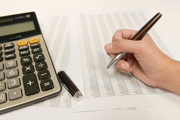 Mujer Mano Está Escribiendo Con Pluma Utilizando Calculadora Para Calcular — Foto de Stock