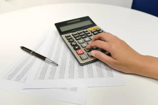 Mano Mujer Está Usando Calculadora Para Calcular Documento Financiero — Foto de Stock