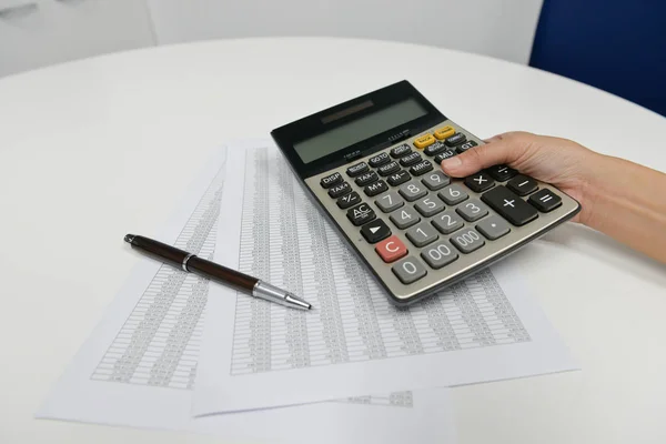 Mano Mujer Está Usando Calculadora Para Calcular Documento Financiero — Foto de Stock