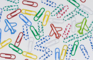 Renkli ataç düz ile fark planı ataş içinde iş kavramı takım liderlik için arka plan olarak göklere