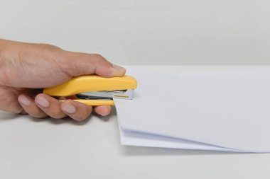 İnsan eli kağıt ile sarı zımba Zımbalama