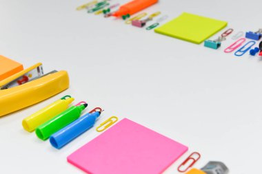 Office ya da okul kağıt Not, ataş ve vurgulayıcı ile kopya alanı da dahil olmak üzere sabit