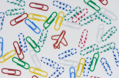 Renkli ataç düz ile fark planı ataş içinde iş kavramı takım liderlik ve fark düşünme için arka plan olarak göklere