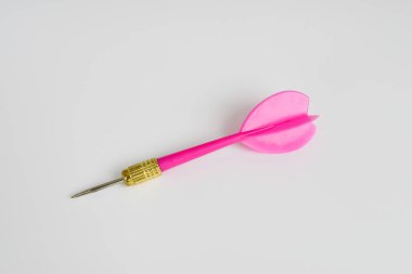 Beyaz arka plan üzerinde pembe dart oku