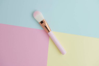 Düz renkli arka plan üzerinde pembe yanak fırça için yaratıcı kadın Dekoratif kozmetik, kopya alanı ile yatıyordu