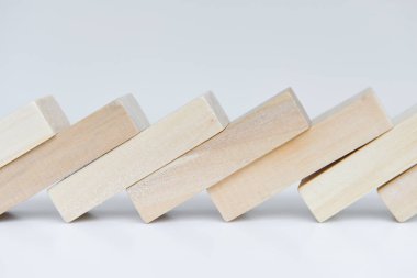 Eskitme kule düşen beyaz ekranda yığılmış