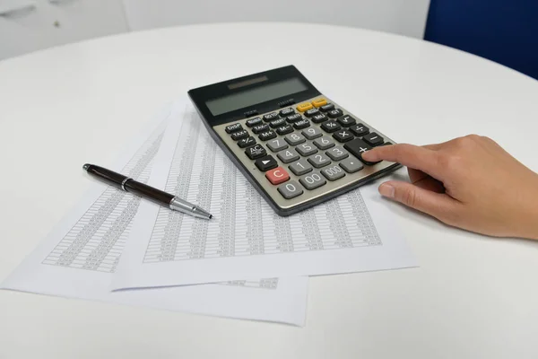 Mano Mujer Está Usando Calculadora Para Calcular Documento Financiero — Foto de Stock