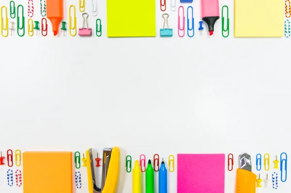 Flache Büro Oder Schulunterlagen Mit Hefter Notizblock Büroklammer Stift Cutter — Stockfoto