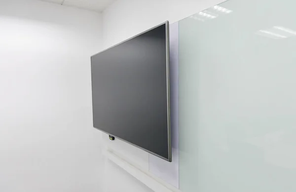 Телевизор Установлен Белой Стене Переговорной Белой Доской — стоковое фото