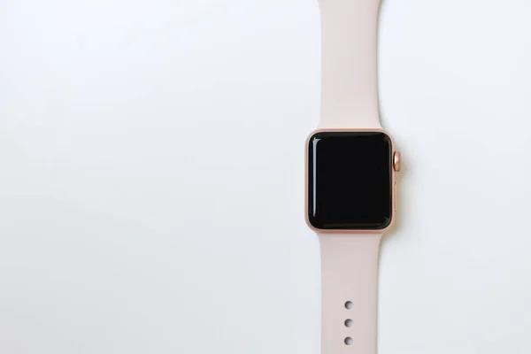 Nahaufnahme Einer Rosafarbenen Smartwatch Auf Weißem Hintergrund Flache Verlegung — Stockfoto