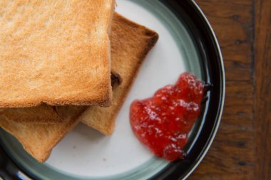 Kahvaltı için diskte tost ve çilek reçeli yüzüstü yatıyordu kapatın