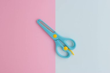 En az düz mavi makas kavramı kopya alanı ile renkli arka plan üzerinde yatıyordu