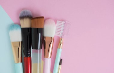 Kopya alanı ile renkli arka plan üzerinde kozmetik yanak fırçası mayıs türü için kadın dekoratif Düz yatıyordu yaratıcı kavramı