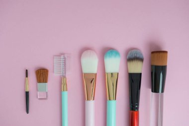 Kopya alanı ile renkli arka plan üzerinde kozmetik yanak fırçası mayıs türü için kadın dekoratif Düz yatıyordu yaratıcı kavramı