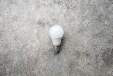 Beton arka plan üzerinde Led ampul