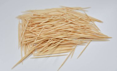 Beyaz arka planda tahta kürdan