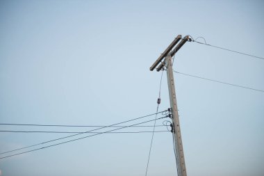 Ev için kablo ile elektrik direği