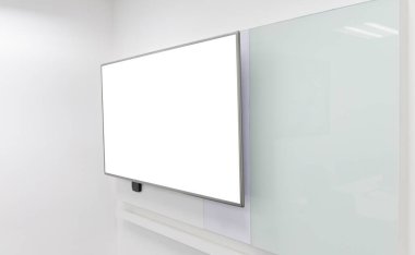 Beyaz tahta ile toplantı odasının beyaz duvarına monte Led Tv mock up