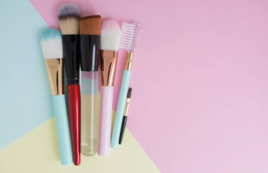 Kopya alanı ile renkli arka plan üzerinde kozmetik yanak fırçası mayıs türü için kadın dekoratif Düz yatıyordu yaratıcı kavramı