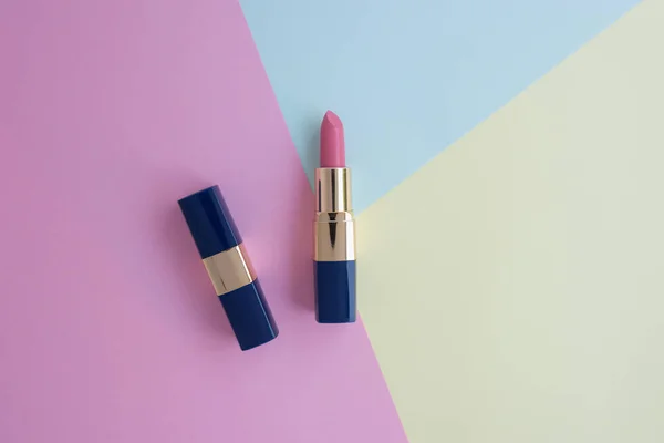 Konsep Kosmetik Perempuan Kreatif Untuk Pink Dan Lipstik Dekat Pada — Stok Foto