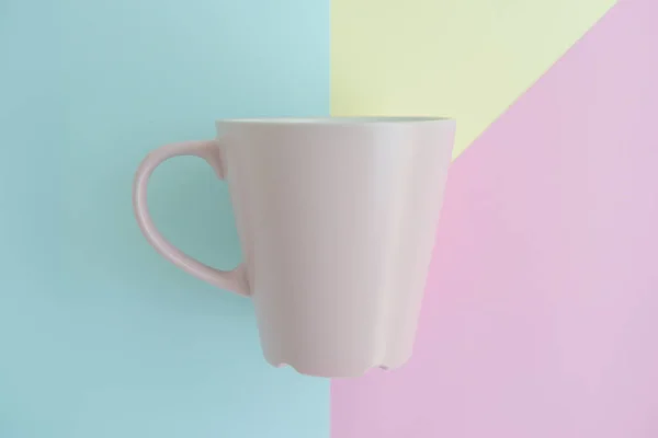 Minimale Flache Lagekonzept Der Rosa Kaffeetasse Auf Dem Bunten Hintergrund — Stockfoto
