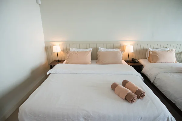 Белая Кровать Полотенцами Номере Отеля — стоковое фото
