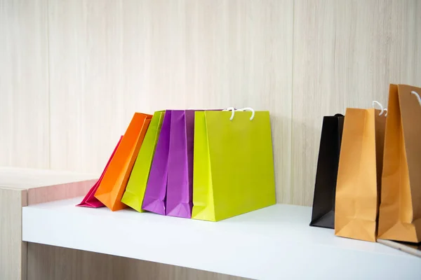Evde Rafta Renkli Kağıt Alışveriş Çantaları — Stok fotoğraf