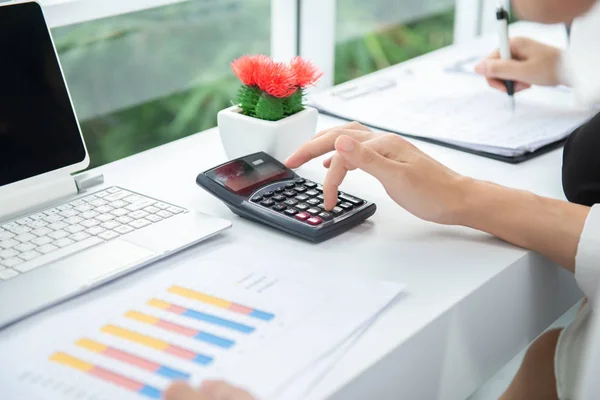 Close Mujer Negocios Utilizar Calculadora Para Calcular Los Beneficios Empresariales — Foto de Stock