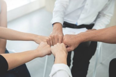 Asyalı iş adamları grubu işbirliği için el katılmak ve 