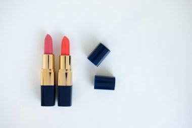 Düz pembe için yaratıcı kadın kozmetik minimal kavramı yatıyordu