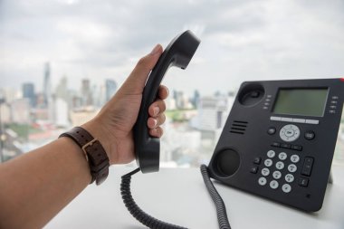 Adam el Ip Telefon yakışıklı tutuyor