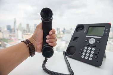 Adam el Ip Telefon yakışıklı tutuyor