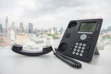 Şehir scape arka plan ile beyaz masada Siyah Ip Telefon