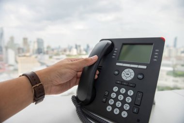 Adam el bir çağrı almak için Ip Phone yakışıklı tutuyor