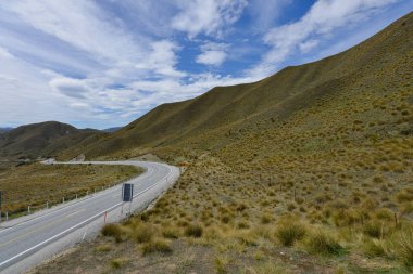 Yeni Zelanda'da Lindis geçidine doğru yüksek yol