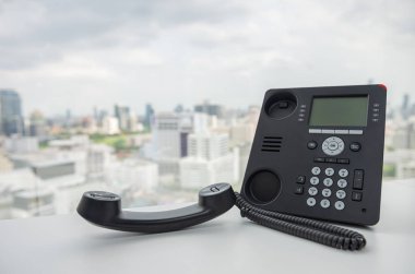 Şehir scape arka plan ile beyaz masada Siyah Ip Telefon