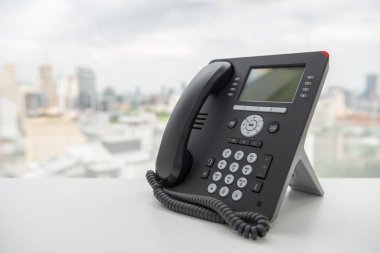 Şehir scape arka plan ile beyaz masada Siyah Ip Telefon