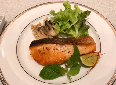 Mantar ve sebze ile beyaz disk somon biftek yakın