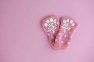 Pembe arka planda kedi için mini çorap