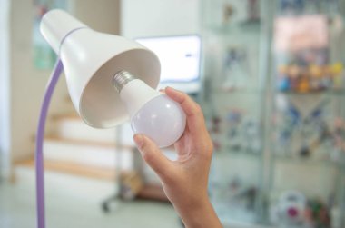 Enerji savin için lamba yüklemek için Led ampul değiştirme