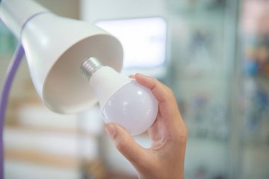 Enerji savin için lamba yüklemek için Led ampul değiştirme