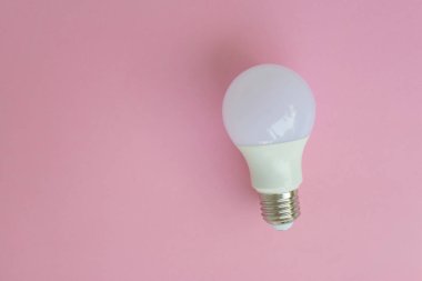eko tasarruf konsepti için pembe arka plan üzerinde minimal Led ampul 