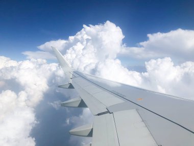 Uçak kanadı bulutların arasından uçar