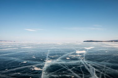 Rusya 'daki Baykal Gölü' nde buzdaki çatlaklar