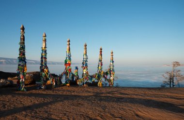 Rusya'da gün batımı ışığı ile Baykal Gölü'nde Şaman kaya