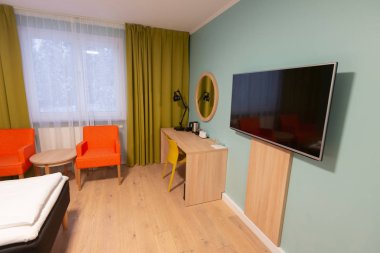 Led televizyon, sandalye ve pencere körü ile Iç otel odası